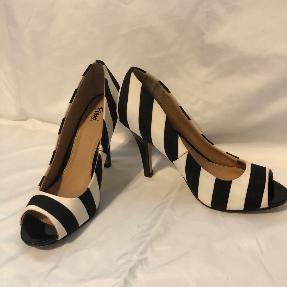 3 for $20 - Black and white fioni heels 6.5 wide